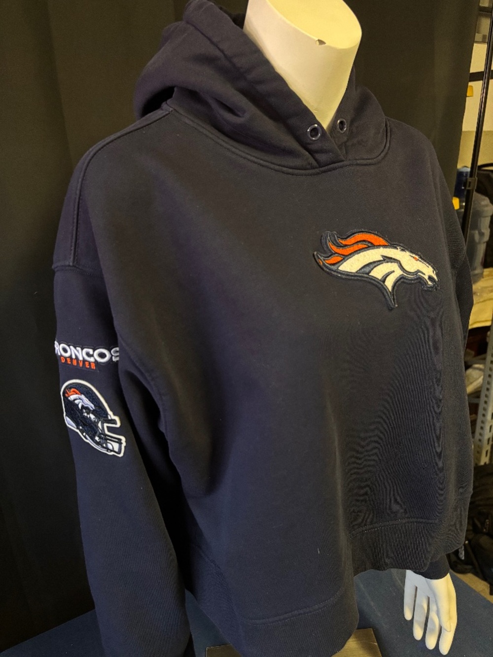 NFL DENVER BRONCOS CLASSIC WOMEN'S FLEECE CROPPED PULLOVER HOODIE size large